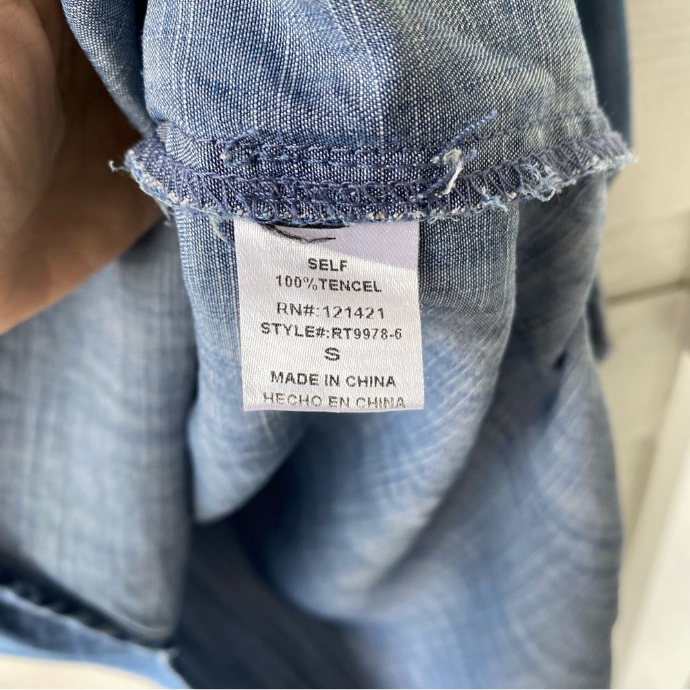 THE IMPECCABLE PIG Chambray Front Pocket Roll Sleeve Split Neck Blue Shi… - Picture 4 of 5